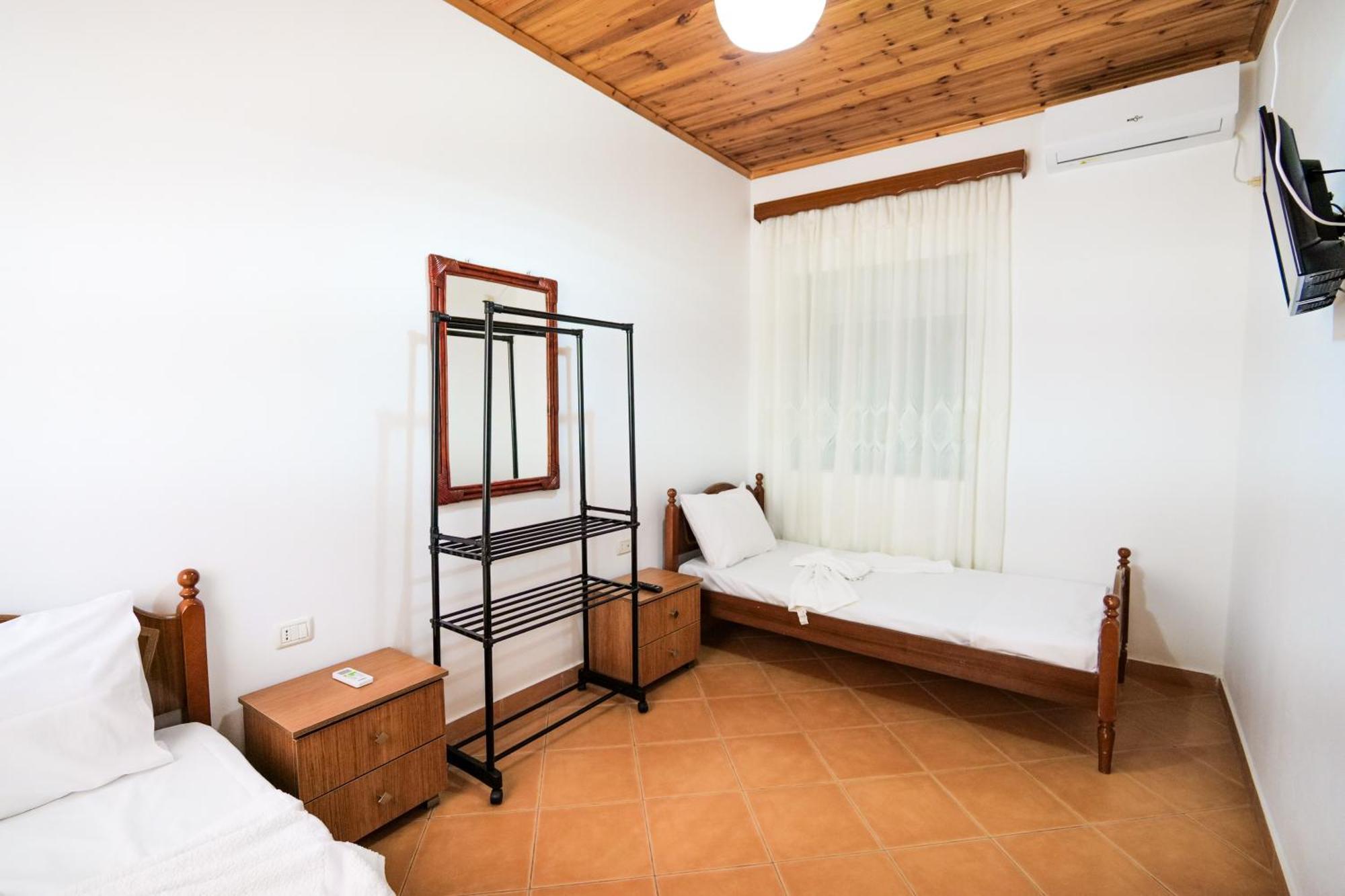 Gurra Room's Alloggio in famiglia Lukovë